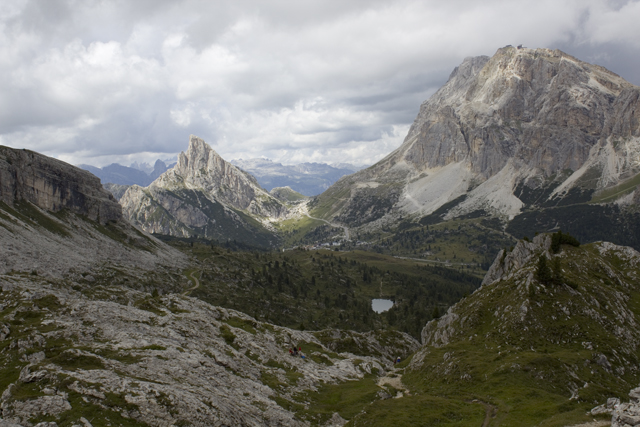 2011-08-17_11-07-25 cadore.jpg - Wanderung vom Passo Falzarego zum Averau - Blick zum Lagazuoi (rechts) und Piz Ciampei (links) 